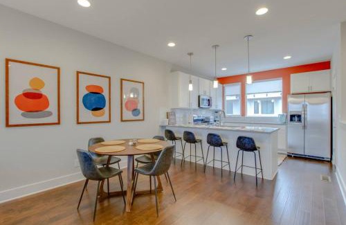 Katie Hill Neighborhood House | Skyline Views Romantic Fun Downtown Location