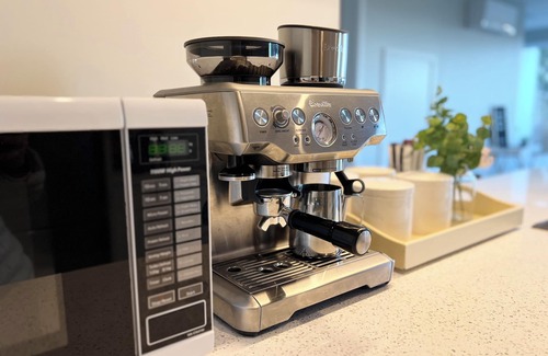 Johnsonville House | Skyline Vista: Luxe View, Parking, Espresso & Netflix