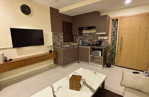 Islamabad Condo | Skyluxe Cozy Designer Suite + Rooftop Pool Self-Checkin