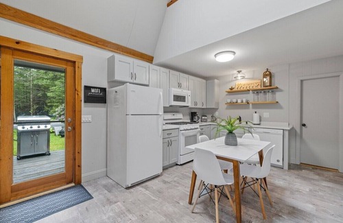 Newbury House | Skytop House - Charming 4 Season Getaway-Sleeps 6