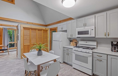 Newbury House | Skytop House - Charming 4 Season Getaway-Sleeps 6
