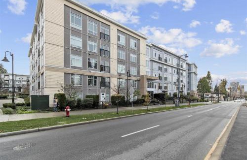 Surrey Apartment | Skytrain accessible, Free Parking, Gym, 2 Bedroom Sleeps 6 Central Apartment with easy access to downtown Vancouver