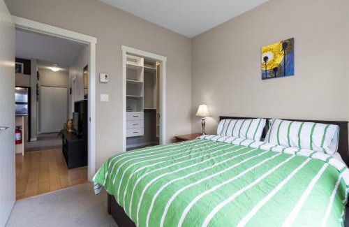 Surrey Apartment | Skytrain accessible, Free Parking, Gym, 2 Bedroom Sleeps 6 Central Apartment with easy access to downtown Vancouver