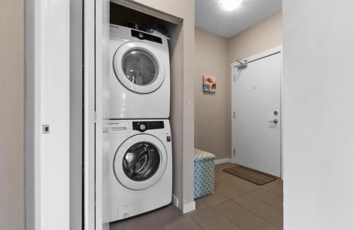 Surrey Apartment | Skytrain accessible, Free Parking, Gym, 2 Bedroom Sleeps 6 Central Apartment with easy access to downtown Vancouver