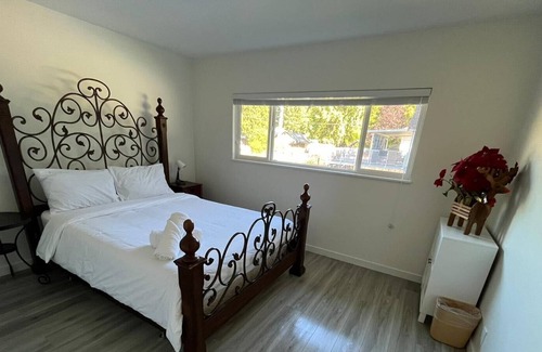 Port Coquitlam House | Skytrain Upstairs 2BR entire home TV, AC, Parking