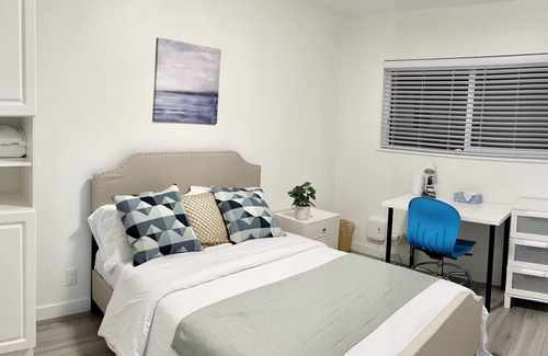 Port Coquitlam House | Skytrain Upstairs 2BR entire home TV, AC, Parking
