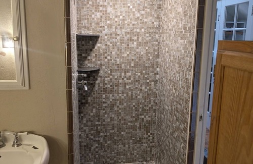 City Park Apartment | SkyView Loft in Healing Center, City Park West, with WiFi, Bathtub & Balcony