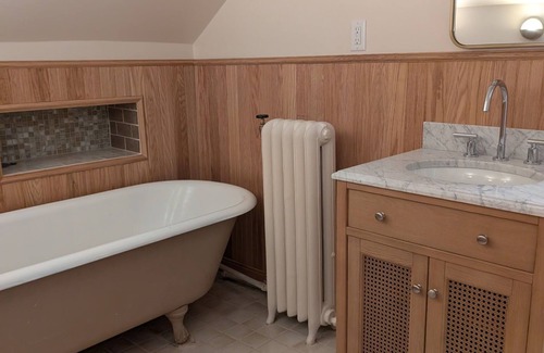 City Park Apartment | SkyView Loft in Healing Center, City Park West, with WiFi, Bathtub & Balcony