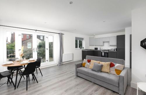 Enfield Apartment | Skyvillion - London Enfield Chase Apartments with Parking & Wifi