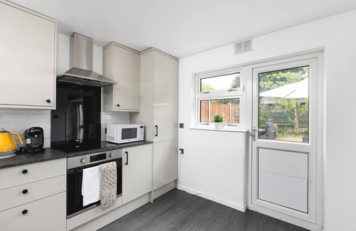 Shephall Apartment | Skyvillion - Lush 2 Bed Hydean Way House & Garden