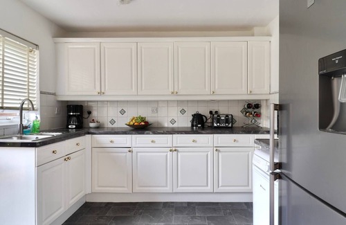 Stevenage Apartment | Skyvillion - Valley Way - 3bed House In Stevenage