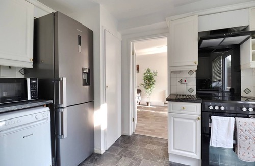Stevenage Apartment | Skyvillion - Valley Way - 3bed House In Stevenage