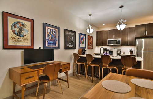 Silverthorne Condo | Skywalk Flats Amphitheater Retreat: Downtown, Hot Tubs