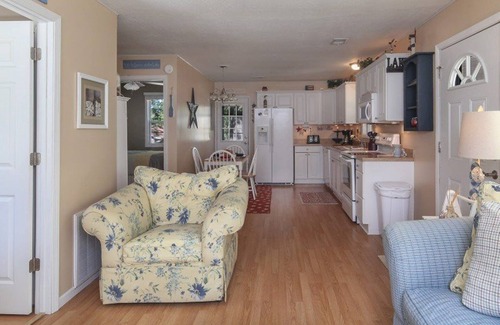 Gravois Mills House | Skywater - Darling Family Oriented 2nd Tier Home with Guest House.