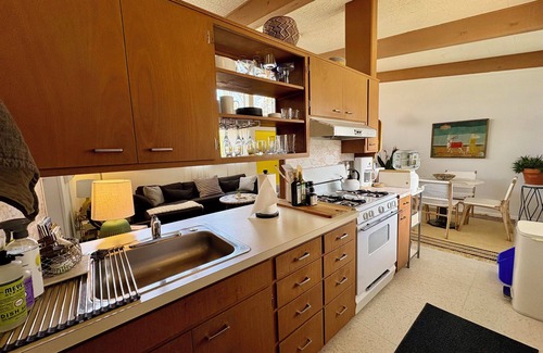 Skyway House | Skyway Retreat: Peaceful Secluded Mid-Century Guesthouse - Amazing Location!