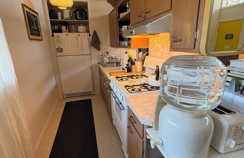 Skyway House | Skyway Retreat: Peaceful Secluded Mid-Century Guesthouse - Amazing Location!