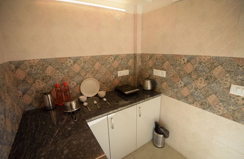 The Mall Road Condo | Slane Castle - 2 BHK w/King Bed, Parking, Bonfire