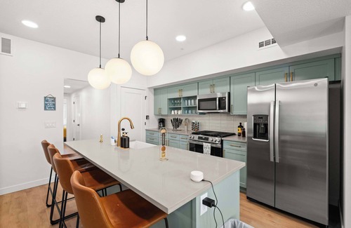 People's Freeway House | SLC Ski Lodge 2BR Townhome King Garage