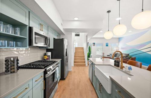 People's Freeway House | SLC Ski Lodge 2BR Townhome King Garage