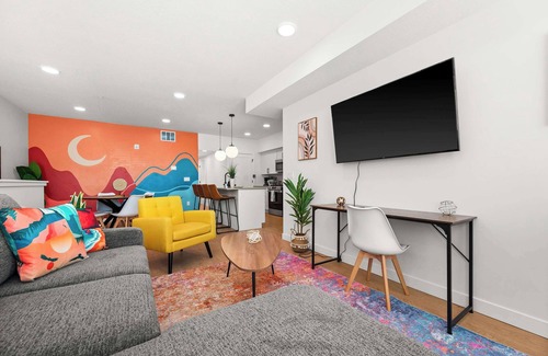 People's Freeway House | SLC Townhome 2BR Mountain Views Garage