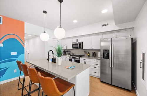 People's Freeway House | SLC Townhome 2BR Mountain Views Garage