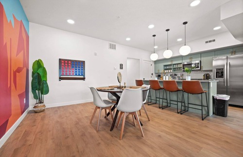 People's Freeway House | SLC Townhome King BD 2 Car Garage