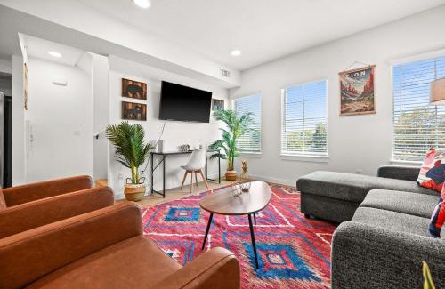 People's Freeway House | SLC Townhome King BD 2 Car Garage