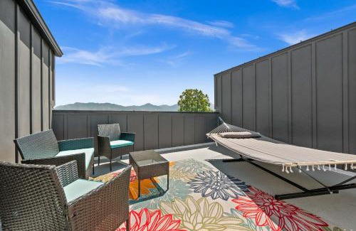 People's Freeway House | SLC Townhome King BD 2 Car Garage