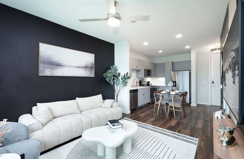Southtown Apartment | Sleek 1BR w/Gym, Parking Near Rvrwalk & Dome