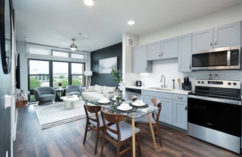 Southtown Apartment | Sleek 1BR w/Gym, Parking Near Rvrwalk & Dome