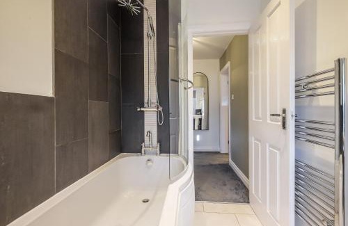 Ainley Top House | Sleek 2B/1B Retreat in Lindley, Huddersfield