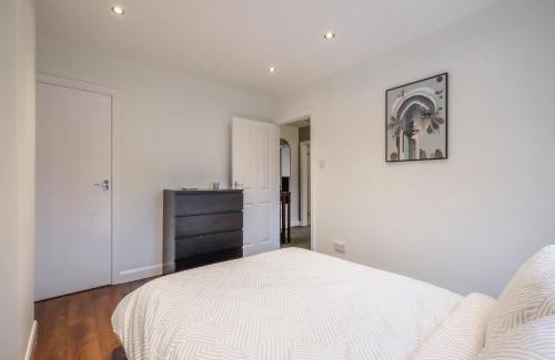 Ainley Top House | Sleek 2B/1B Retreat in Lindley, Huddersfield