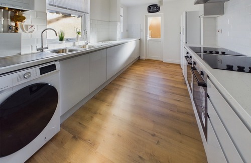 Easton House | Sleek 6-bed Townhouse with Garden