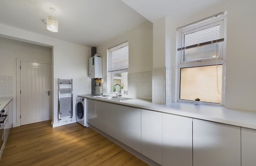 Easton House | Sleek 6-bed Townhouse with Garden
