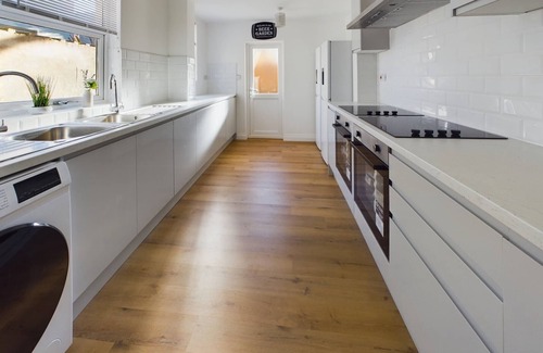 Easton House | Sleek 6-bed Townhouse with Garden