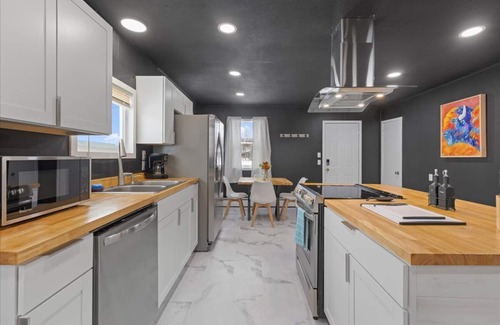 University Area House | "Sleek and Modern UMED Retreat: Black and White Beauty"