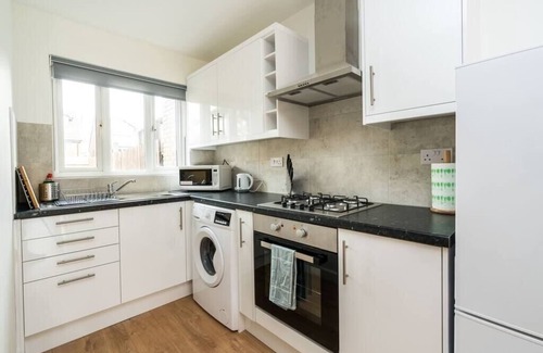 Anerley Apartment | Sleek and Stylish 2BD Home with a Garden Anerley