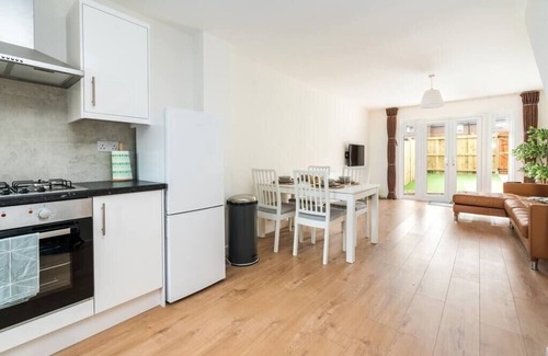 Anerley Apartment | Sleek and Stylish 2BD Home with a Garden Anerley