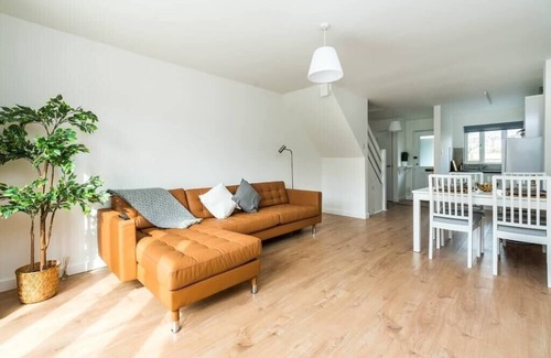 Anerley Apartment | Sleek and Stylish 2BD Home with a Garden Anerley