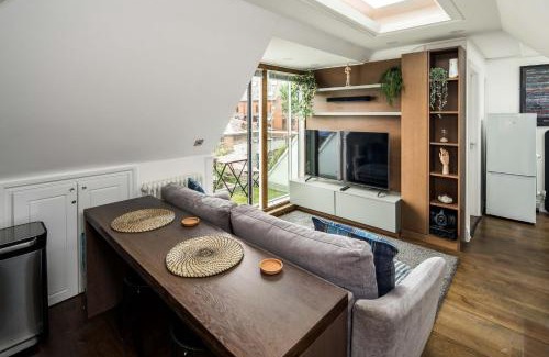 Ravenscourt Park Apartment | Sleek and Stylish 1BD Apt with Balcony, Hammersmith