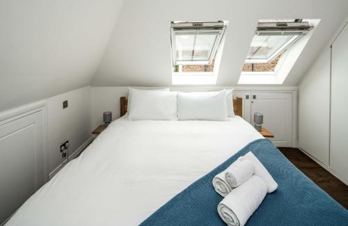 Ravenscourt Park Apartment | Sleek and Stylish 1BD Apt with Balcony, Hammersmith
