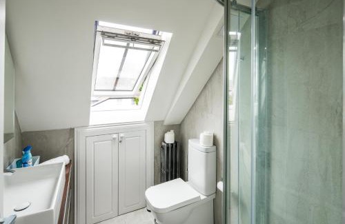 Ravenscourt Park Apartment | Sleek and Stylish 1BD Apt with Balcony, Hammersmith