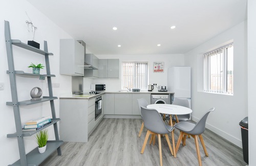 Gedling Apartment | Sleek and Stylish 2bed Home, Low Carbon, Parking