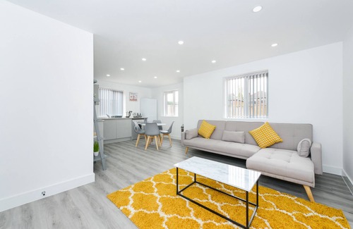 Gedling Apartment | Sleek and Stylish 2bed Home, Low Carbon, Parking