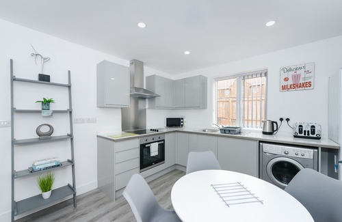 Gedling Apartment | Sleek and Stylish 2bed Home, Low Carbon, Parking