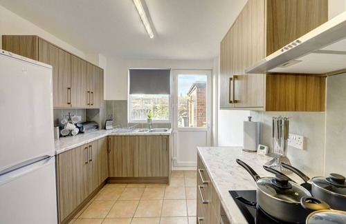 Hull House | Sleek and Stylish 3 Bed House In Central Hull