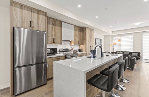 Oakville House | Sleek and Stylish 3-Story Townhouse with Parking