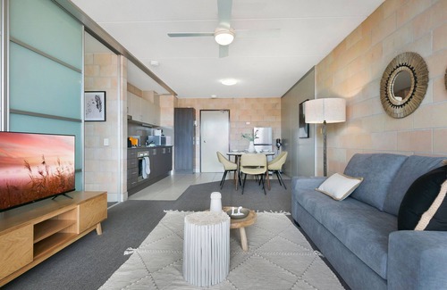 Southport Apartment | Sleek Apartment with Pool and Rooftop Terrace
