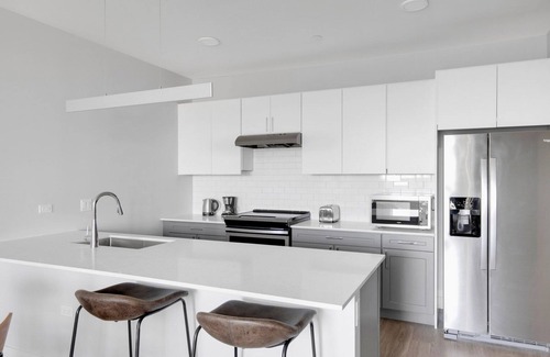 Arlington Heights Apartment | Sleek Arlington Heights 1BR w/Gym & Lounge, near Metra, by Blueground