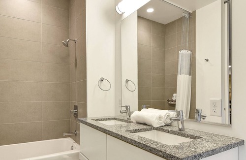 Downtown Buffalo Apartment | Sleek Buffalo /Niagara Condo with free parking- 9 mins to Buffalo General Hospital